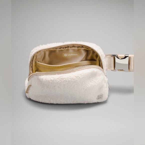 Lululemon Everywhere Belt Bag
Natural Ivory *Fleece* Sherpa - Picture 5 of 7